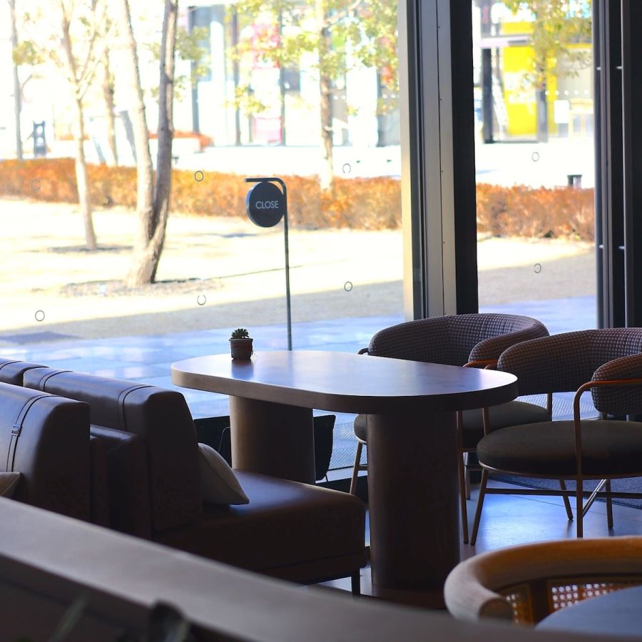 お気に入りのテーブル席。散歩中のワンちゃんと目が合うことも