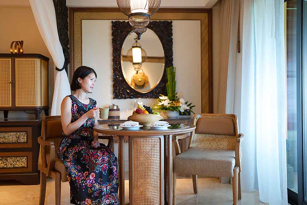 チェックインは15時から。客室に入ったら、ウェルカムフルーツやドリンクを楽しみながら優雅にティータイムも素敵な過ごし方