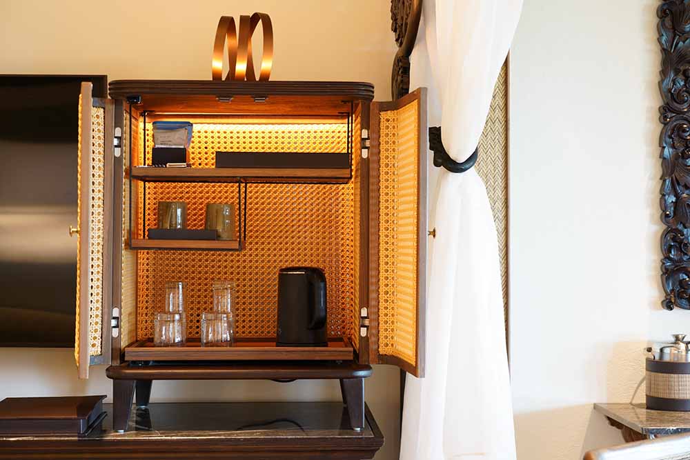 ティーセットコーナーの棚も一新。カゴ素材の、よりあたたかみあるデザインに変更