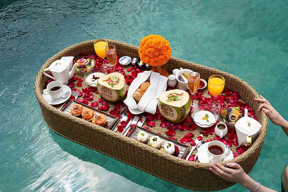 ヴィラのプライベートプールではフローティング・ブレックブランチが楽しめる。2名からオーダー可能でRp.380万～。ブランチだけでなく朝食・アフタヌーンティー利用も可能