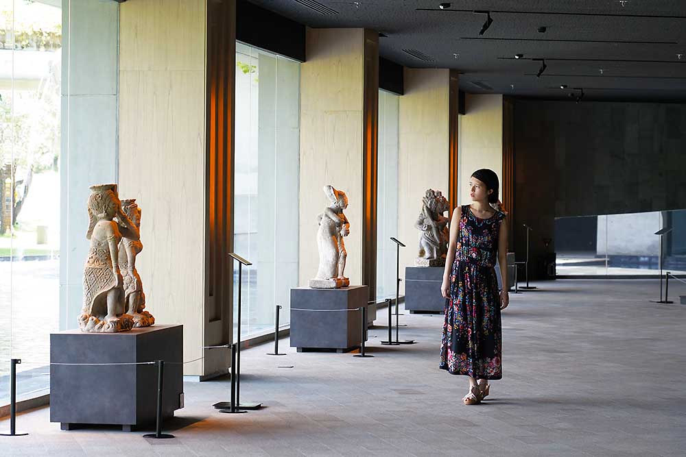 ロビー付近の回廊では石像がずらりと展示。古いものは16世紀に制作されたそう