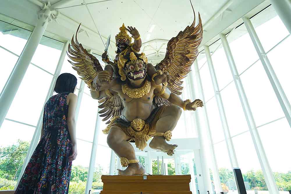 高さは約12m！見上げるとそのインパクトにびっくり