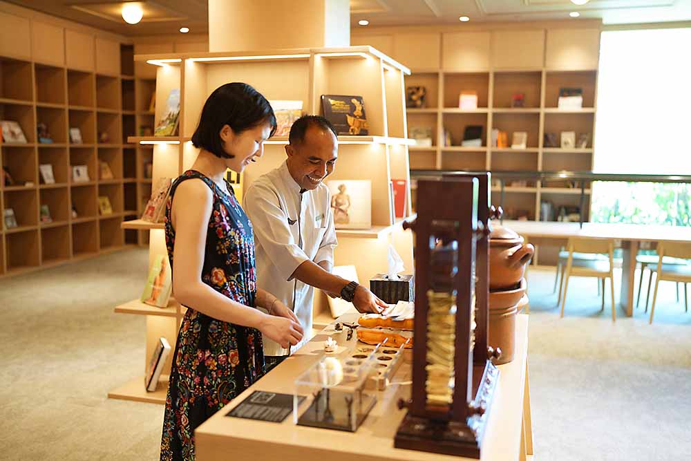 ロンタール体験の様子。奥の休憩スペースでは緑を眺めながらくつろげる