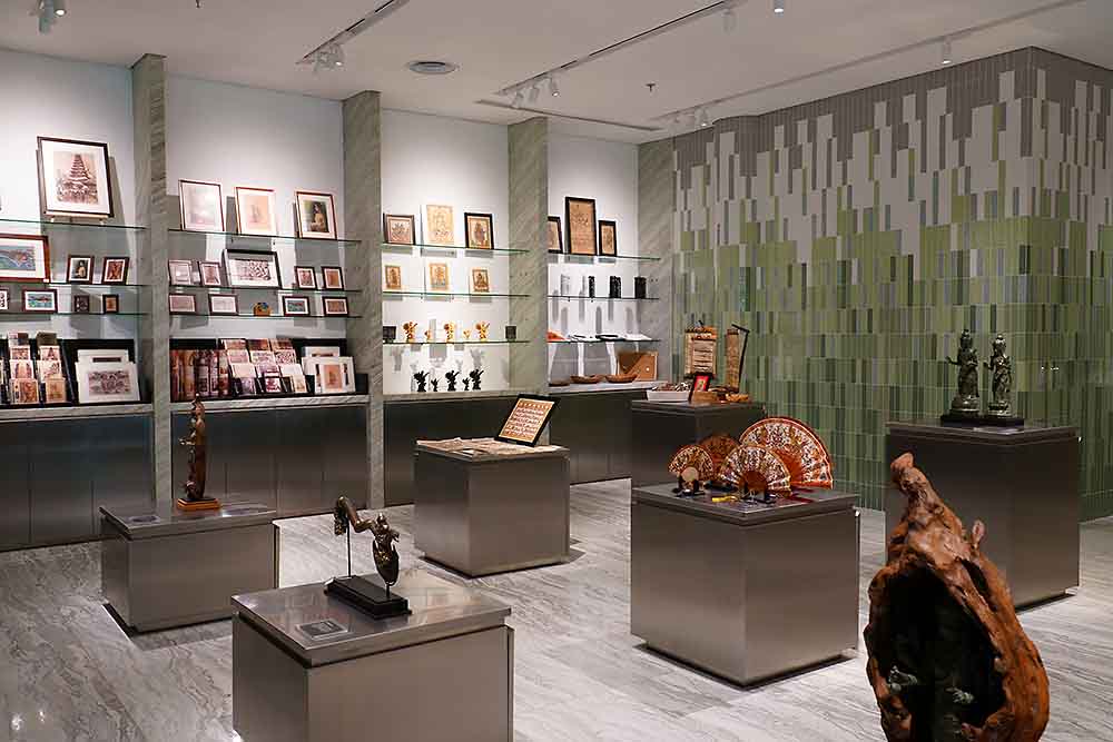 ミュージアムショップではミニ版の彫刻や扇子など、オリジナルグッズを販売。街なかでは手に入らないような、ハイセンスなおみやげが充実している