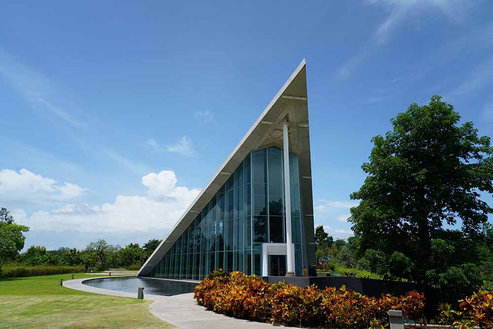 外観はコンパスをイメージ。夜になるとライトアップし、幻想的な光景に