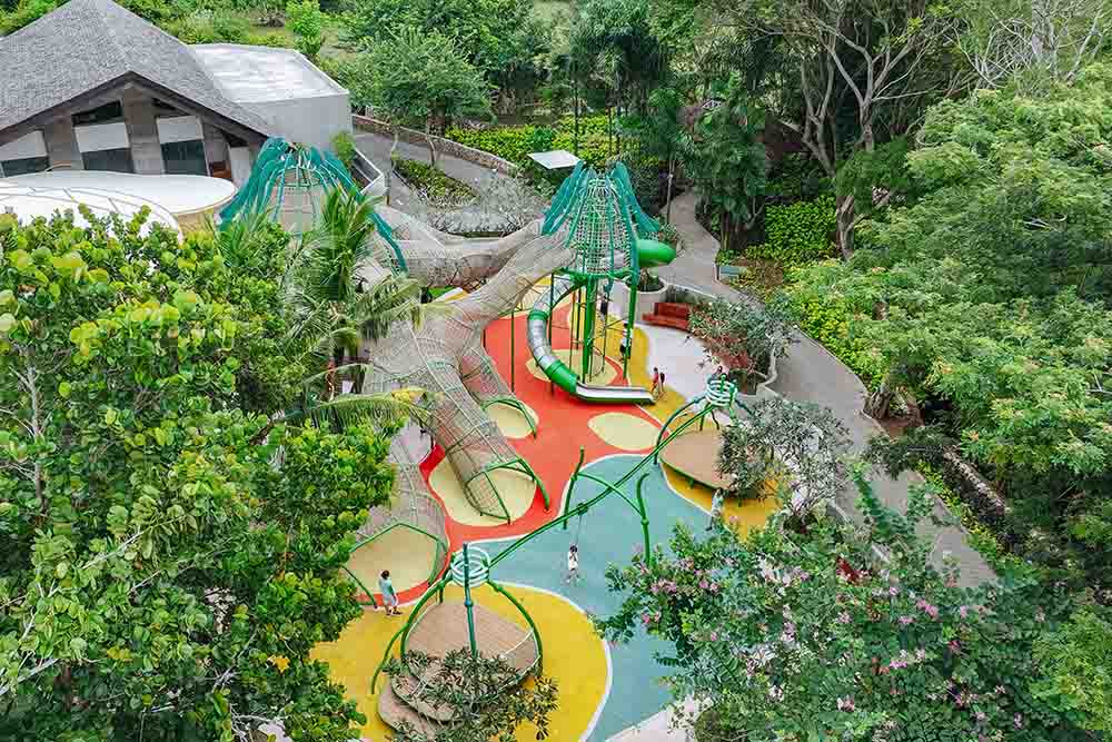 広大なグラウンドには楽しい仕掛けがいっぱい！