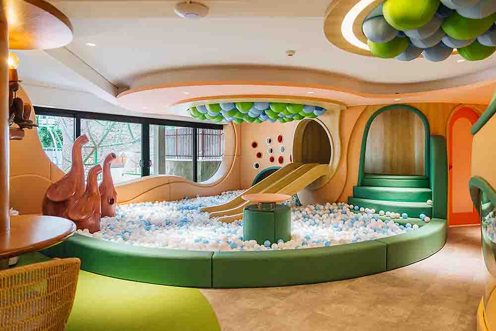 屋外スペースではボールプールや滑り台など、雨の日でも楽しい遊具がたくさんある