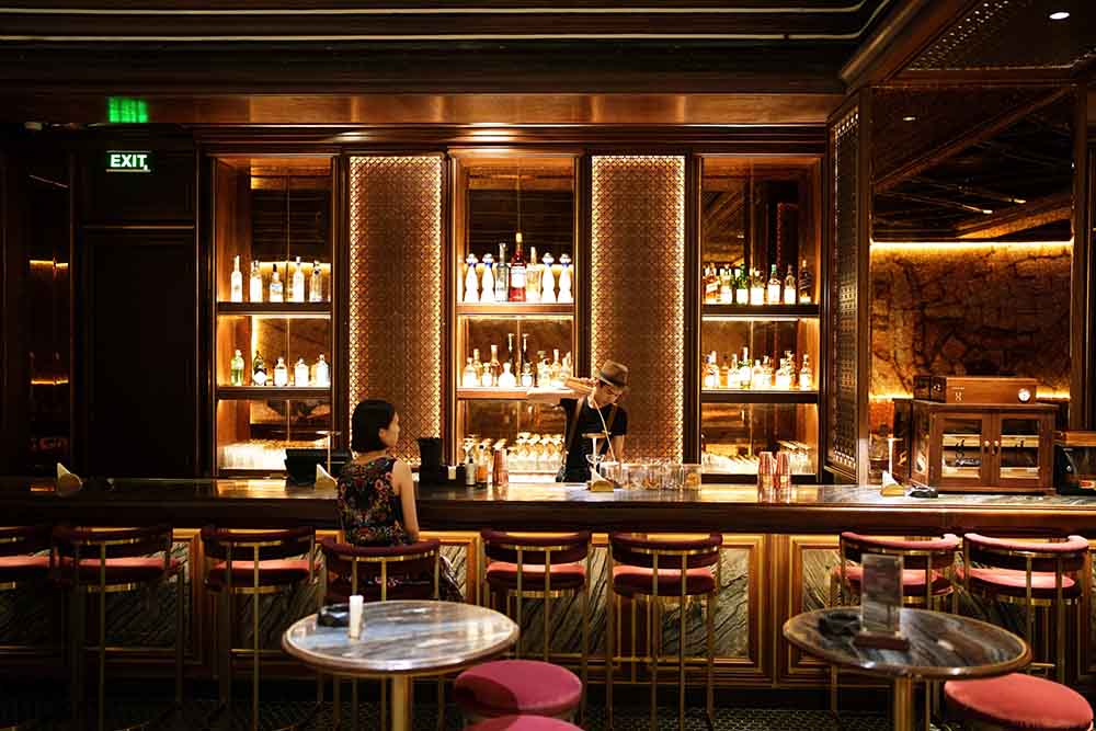 バーカウンターに座って、バーテンダーとおしゃべり。ちょっとリッチでムーディーな気分に