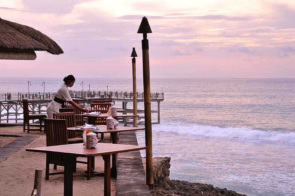 砂が敷き詰められた屋外席。まるでビーチにいるような気分に