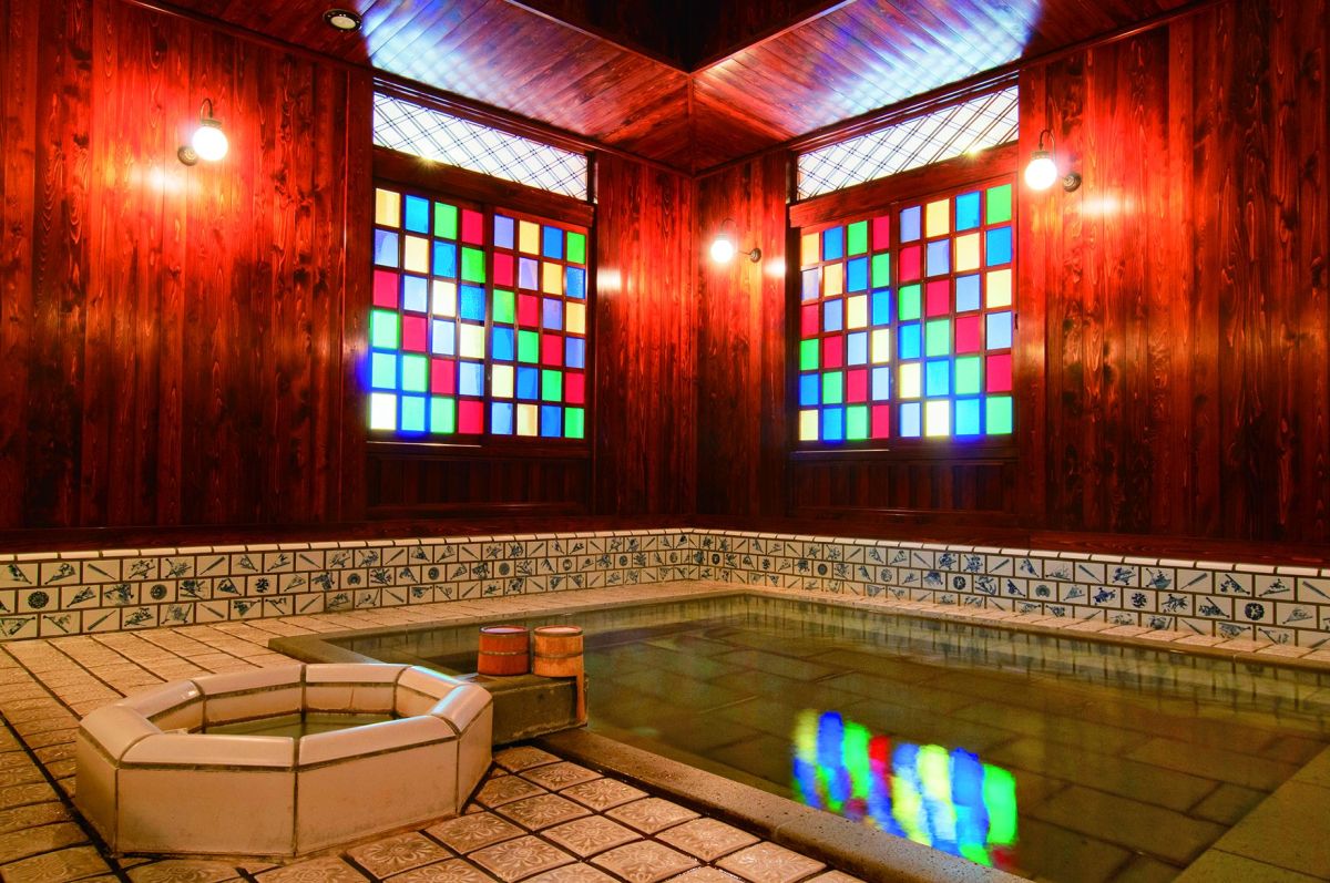 加賀温泉郷エリアについては誌面P99～をチェック！（写真は「加賀山代温泉 古総湯」）