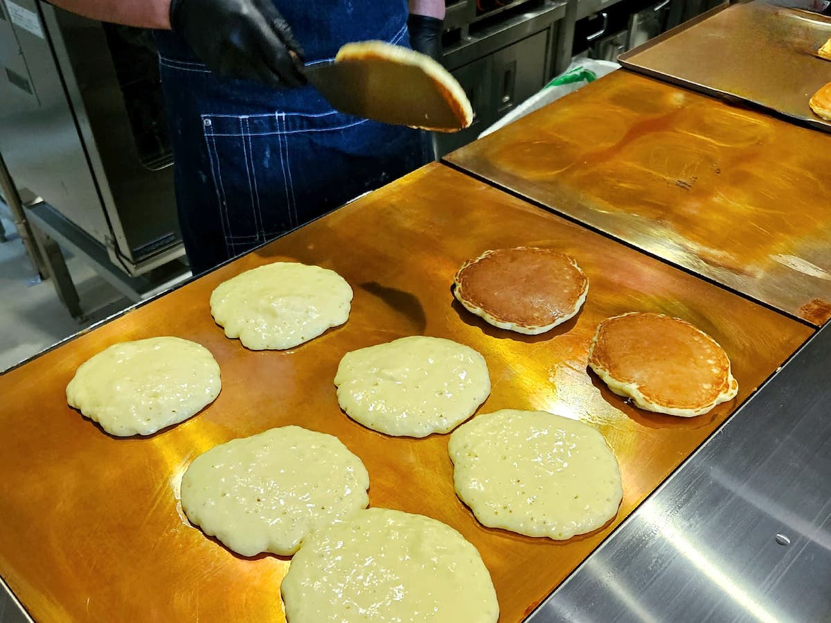 銅板手焼きの「バターミルクパンケーキ」