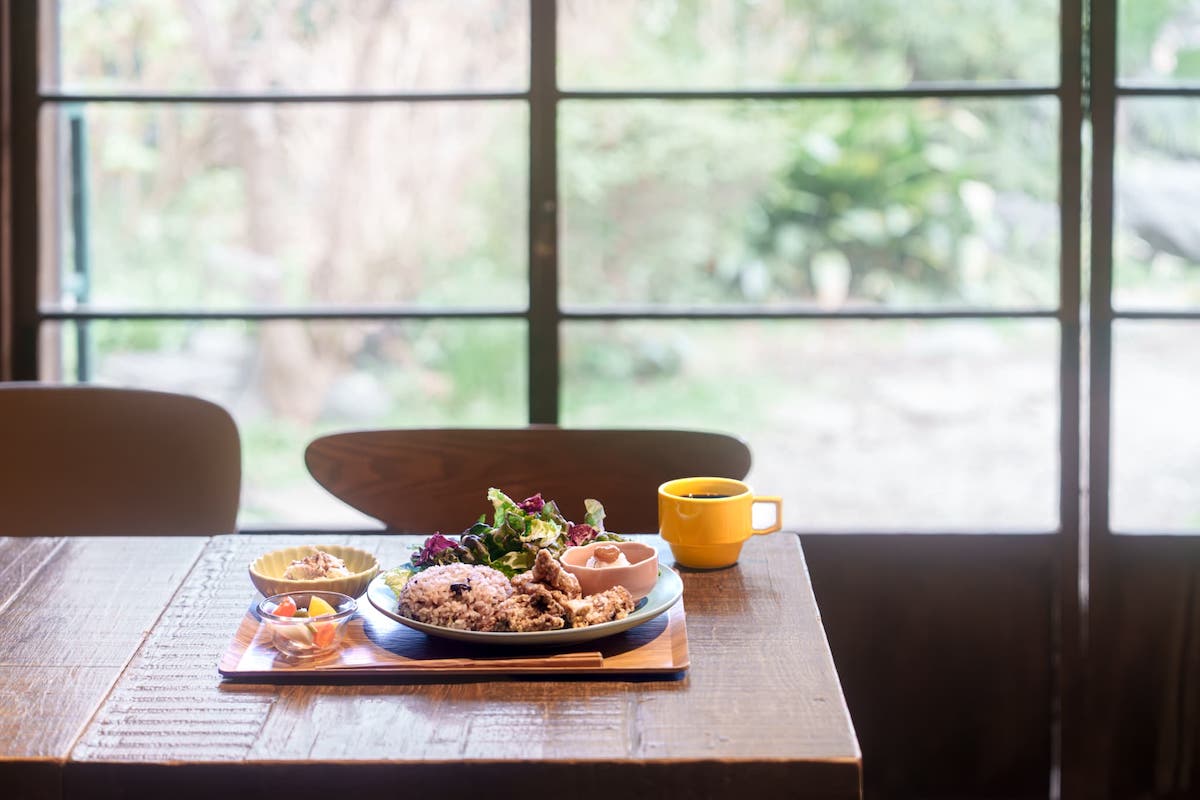 1階の窓際席でゆっくりランチタイム