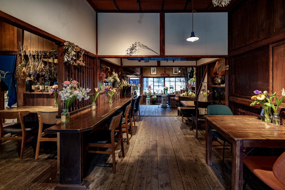 おひとりさまでも気兼ねなく座れるカウンター席も