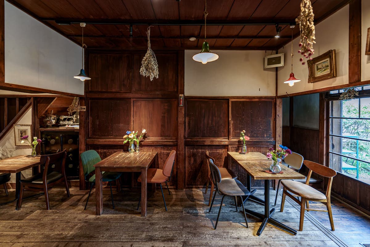 ひとつひとつ表情の違う椅子とテーブルからお気に入りの席を探す楽しみも味わって