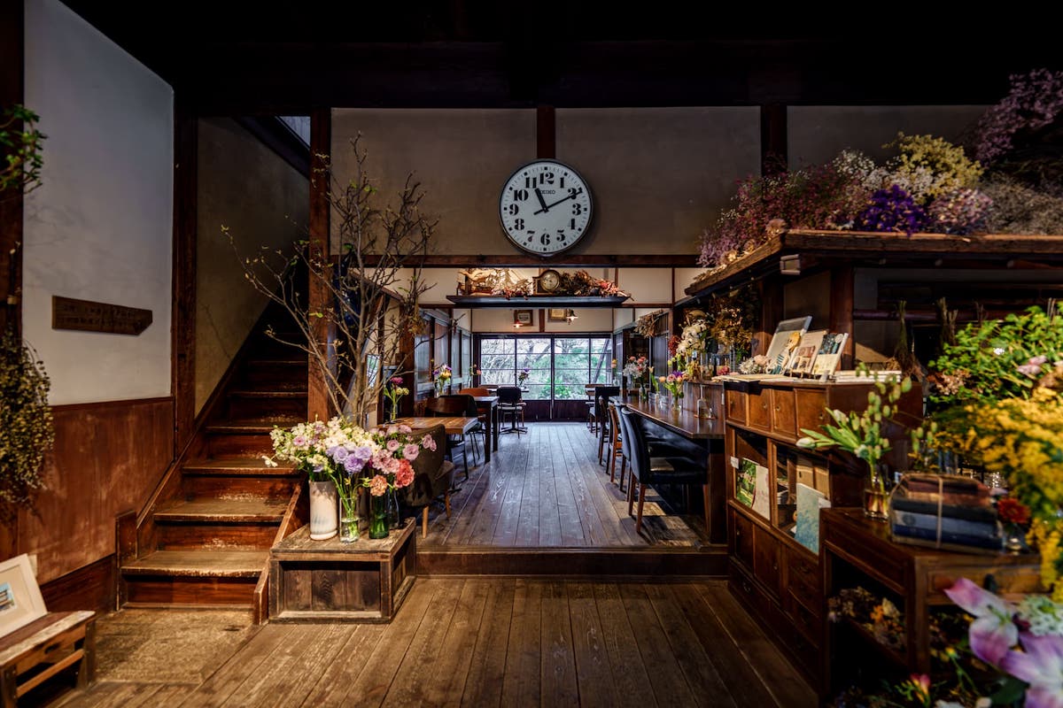 店外から見るよりも奥行きのある店内