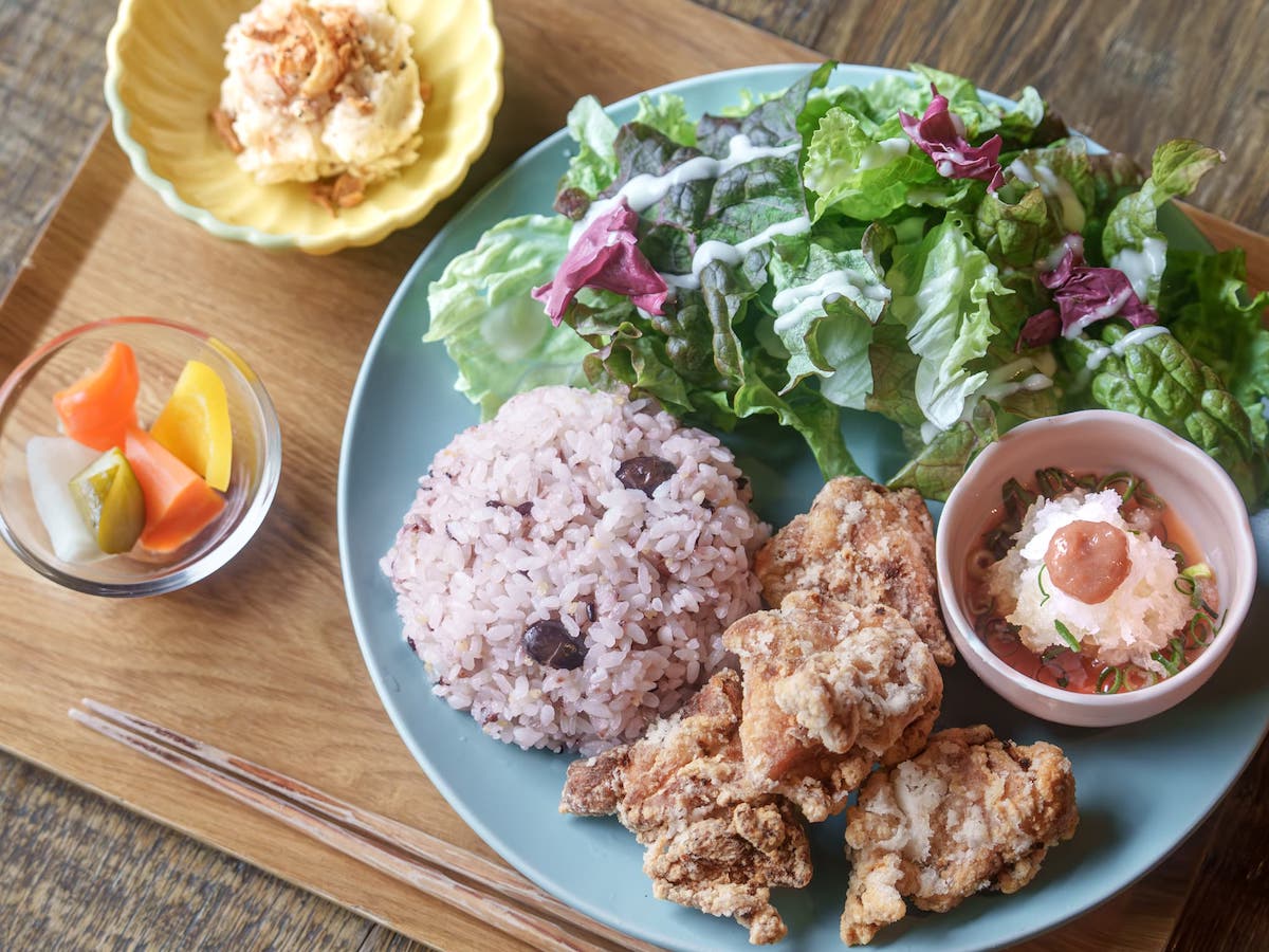 ボリュームプレートなのにぺろっと完食！唐揚げとあっさり梅おろしポン酢がピッタリ