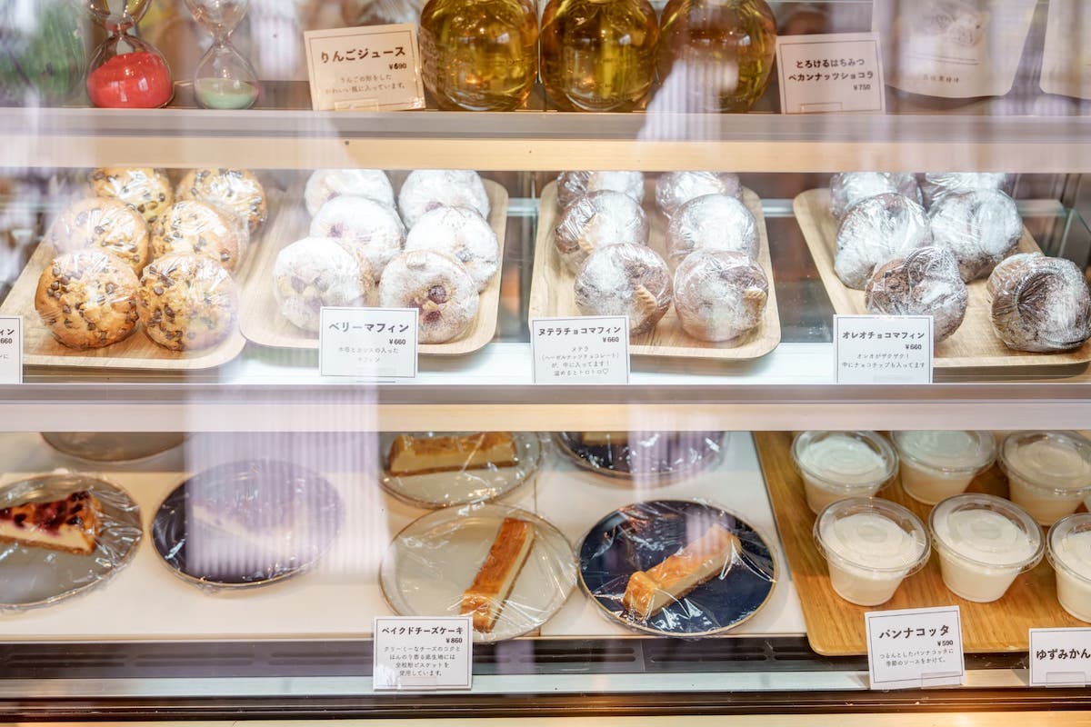 ガラスケースに並ぶ今日の手作りスイーツを横目で眺める。。。おいしそう！