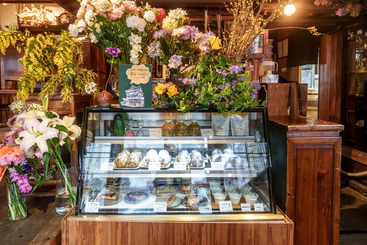 ガラスケースを囲むように飾られた花々につい顔がほころぶ