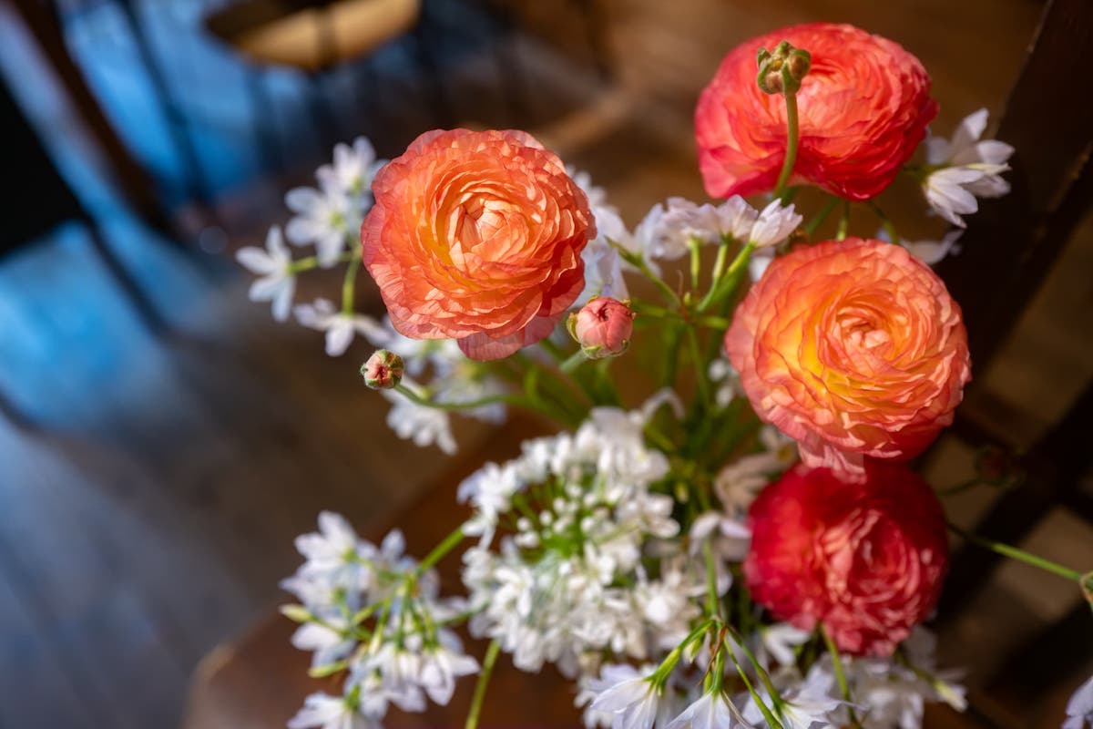 テーブル毎に飾られた立派な生花