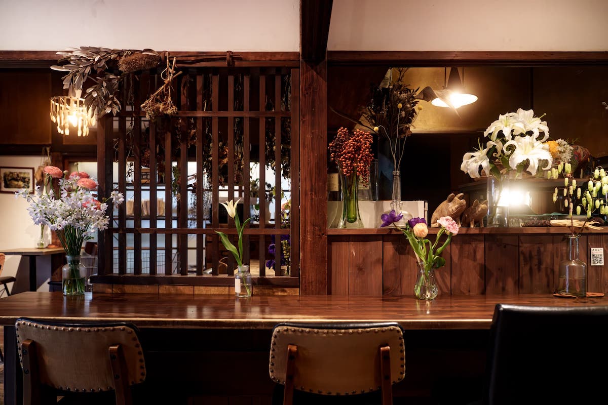 イスより花器の数が多い店内、今まで見たことがないボリューム！