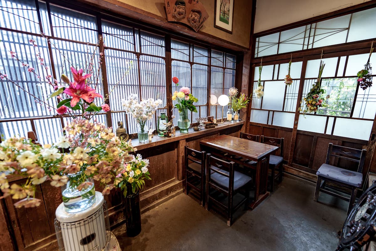 和の雰囲気と調和が取れた春を感じる花々