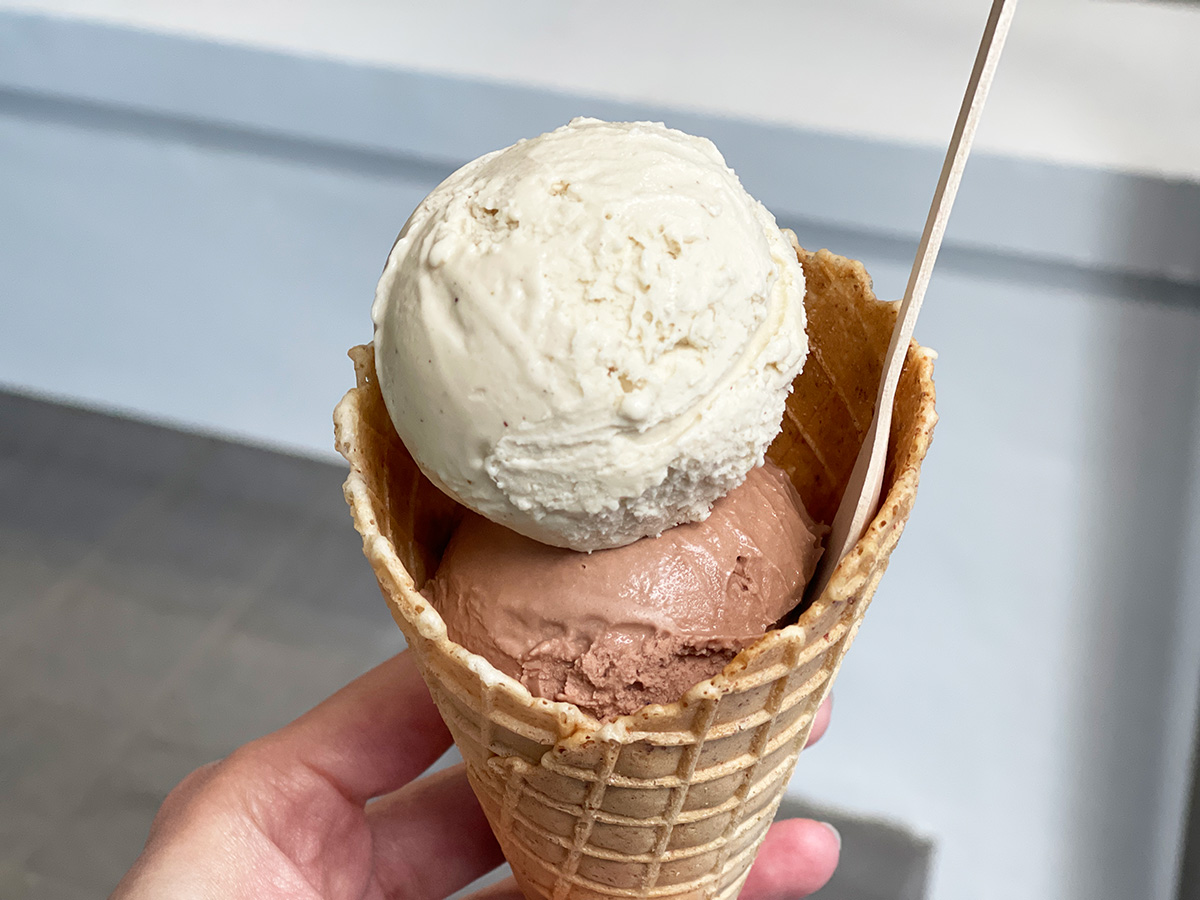 「ダブル」700円、「グラノーラコーン」100円