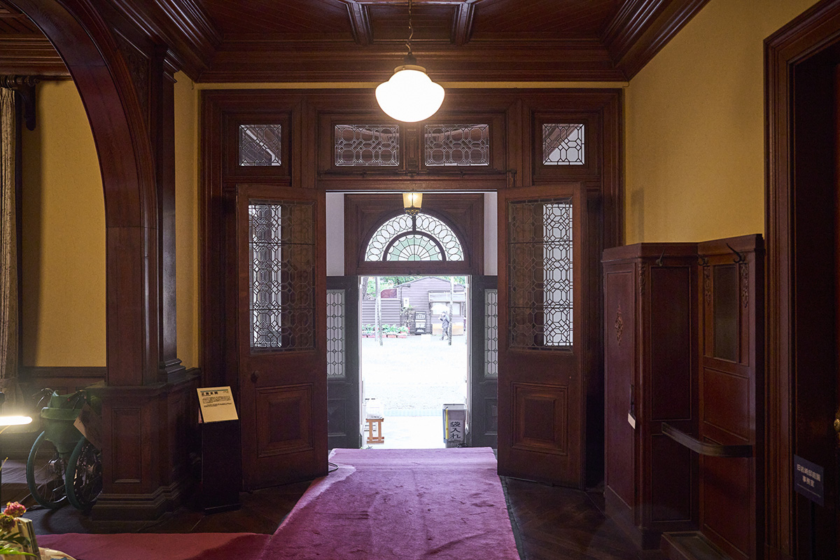 館内に入り、正面玄関を振り返った様子。控えめなステンドグラスの装飾に趣を感じる