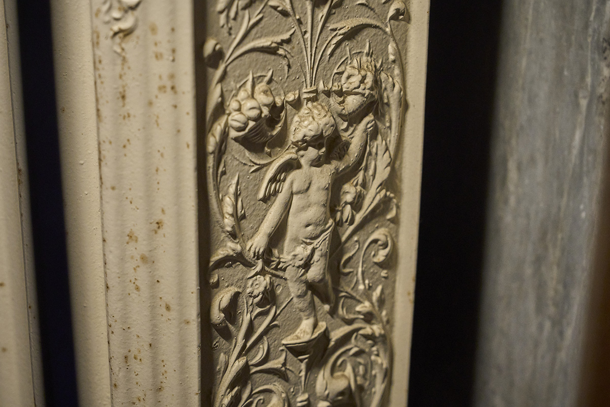 スチームヒーターにはよく見ると天使の彫刻が施されている