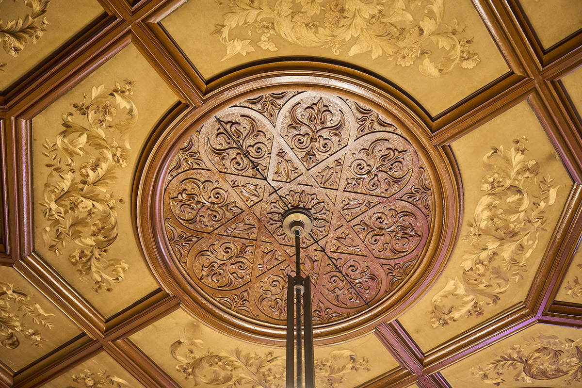 シルクの刺繍があしらわれている天井は圧巻。色が褪せているが当時のままだという