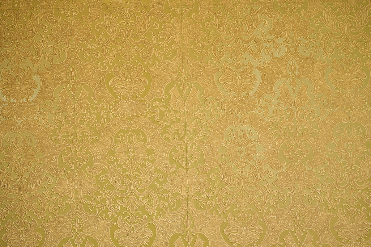 金唐革紙の壁紙。近づいて見るとその精巧さに驚く