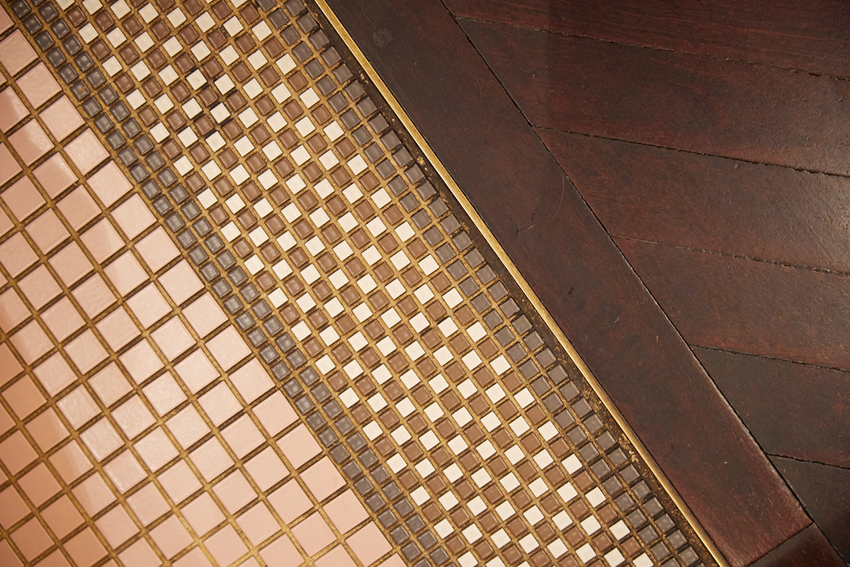 ふと足元を見ると細やかに敷き詰められているタイルも素敵