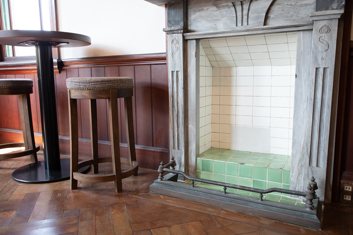 暖炉のあと。上には当日提供されるコーヒーの内容が描かれた黒板が置かれる