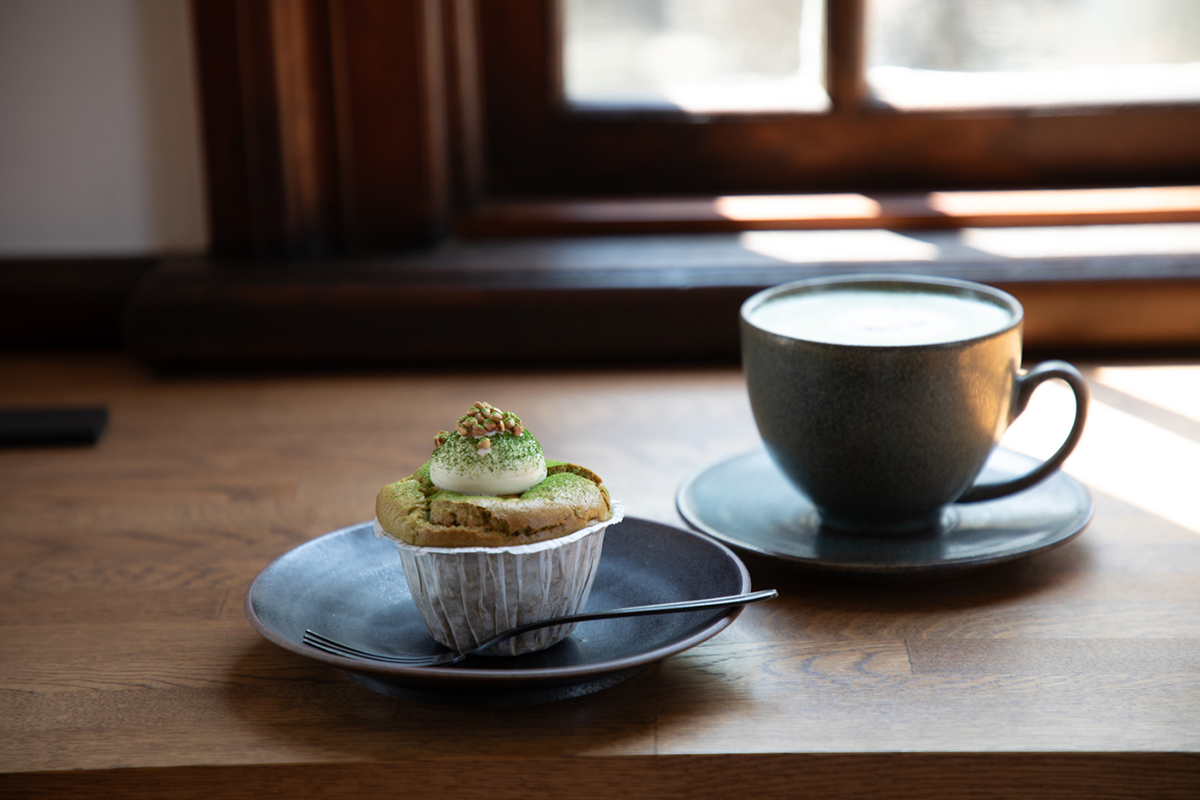 左「季節の生シフォンケーキ」650円、右「抹茶ラテ（ホット）」700円