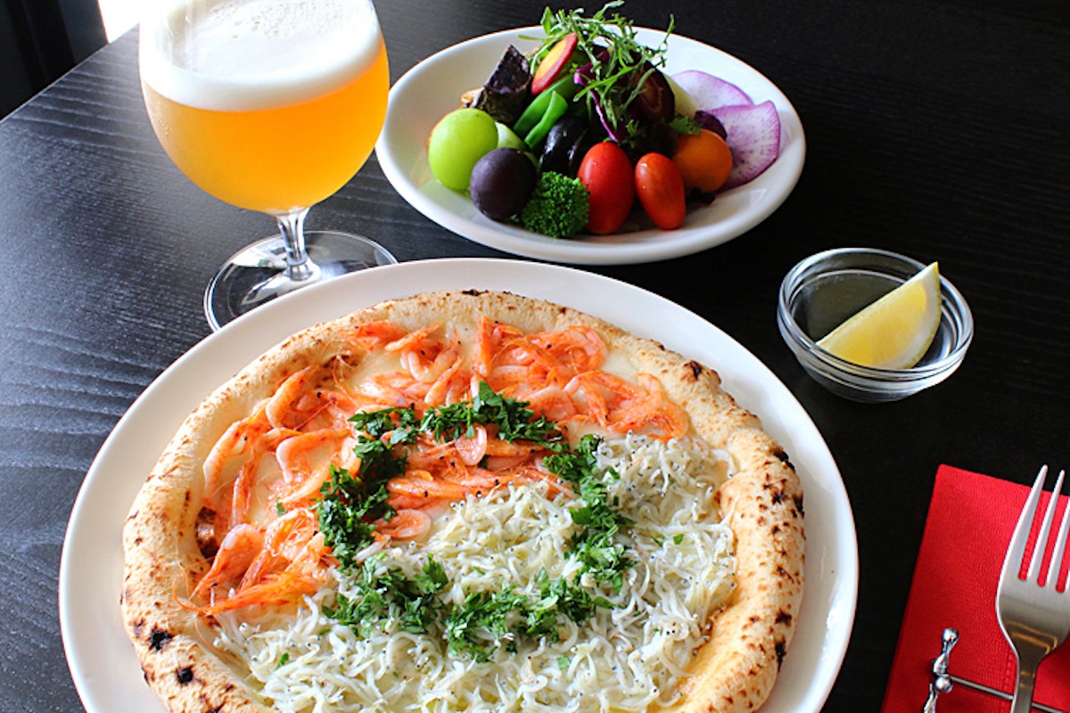 「釜揚げシラスと桜エビのピザ」1900円・「本日のサラダ・ミニ」700円（フードとセットで割引あり）