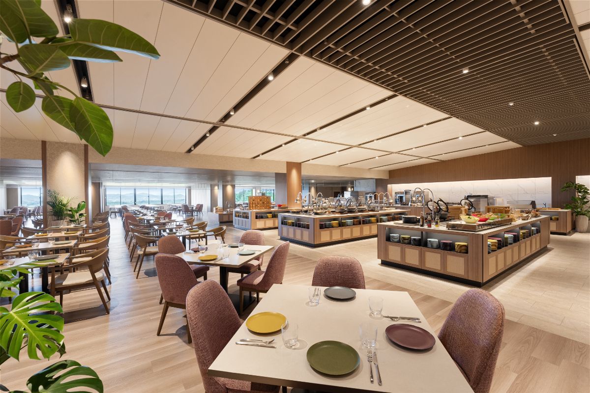 レストランは2階に。326席もあり広々