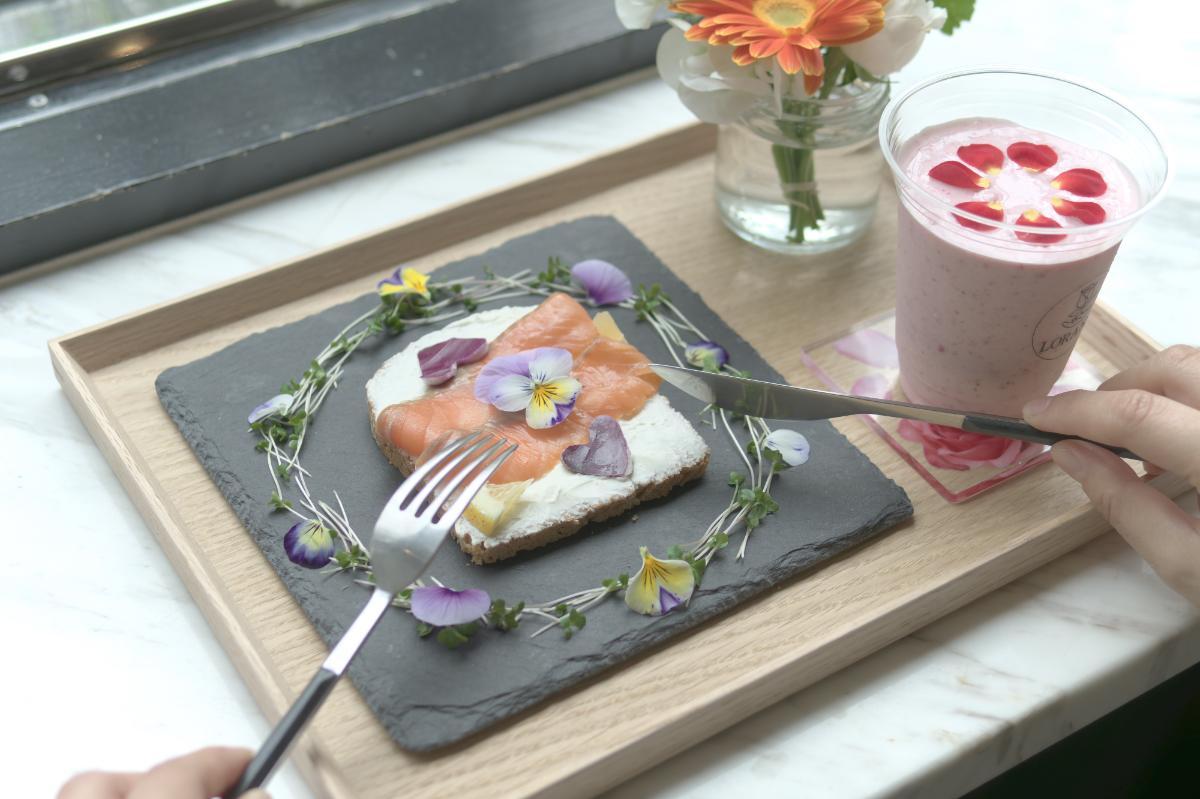 カフェで味わえる「サーモン＆クリームチーズのオープンサンド」（左）1045円とスムージー「ローズブーケ」（右）1430円