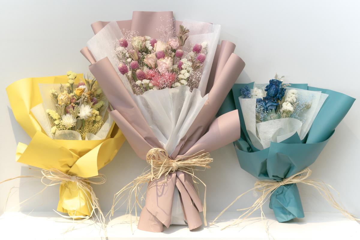 「Flora Notis JILL STUART」でコラボ販売されているドライフラワーブーケ。Lサイズ（中央）6600円、Mサイズ（左右）3960円。「Flora Notis JILL STUART」や「ローランズ」の店舗、オンラインストアでも購入することができる