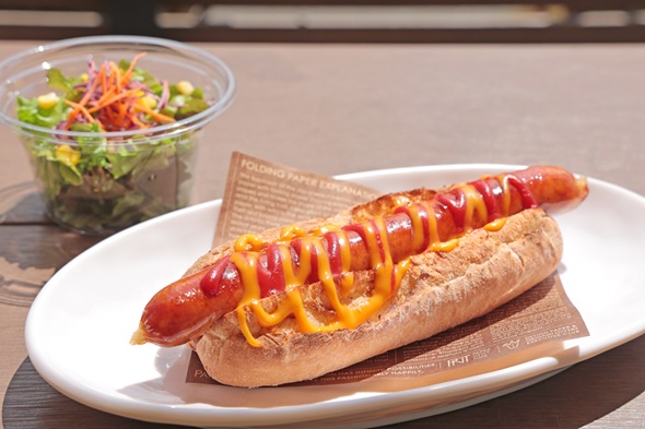 「自家製ソーセージドッグ」　ドリンクバー付：1250円  、単品：1100円