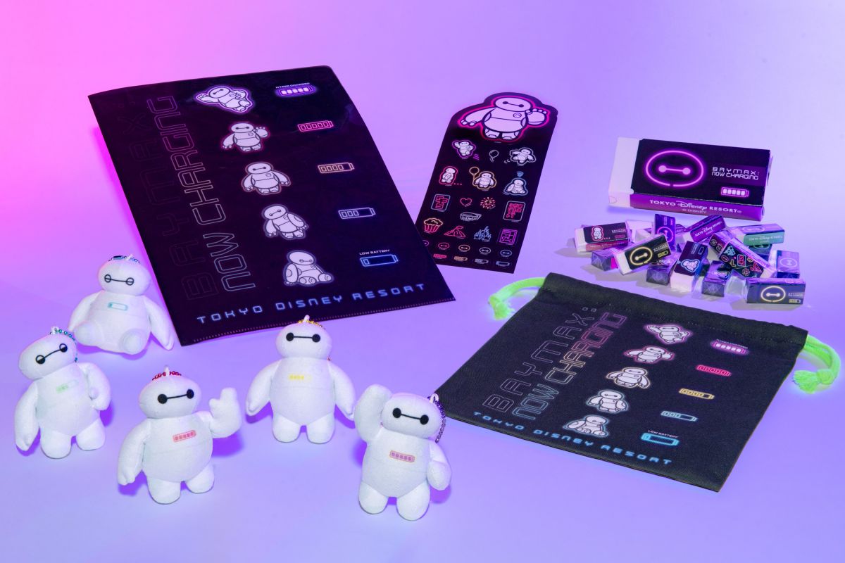 左から、 「ぬいぐるみチャーム」各1400円、「クリアホルダー＆ステッカー」800円、「消しゴム〈MONO〉セット」2200円、「きんちゃく」850円 「Tシャツ」100/120サイズ 各2800円、140サイズ 3100円、S/M/L/LLサイズ 各340円 「ロングフェイスタオル」2400円