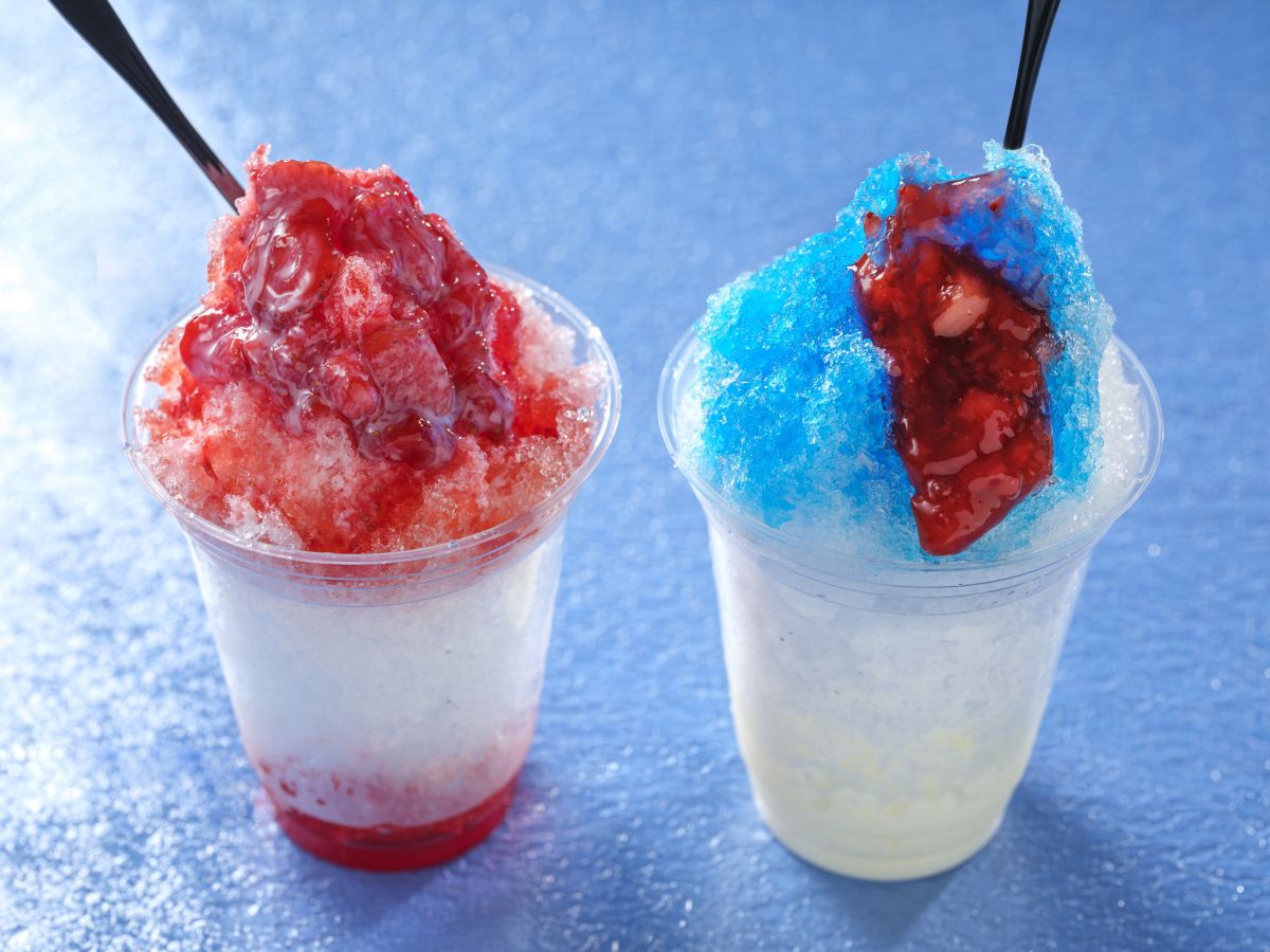 左から、シェイブアイス（ストロベリーミルク） 600 円。販売店舗：ハドソンリバー・ハーベスト シェイブアイス（ラッシー＆ストロベリー） 600 円。販売店舗：サルタンズ・オアシス