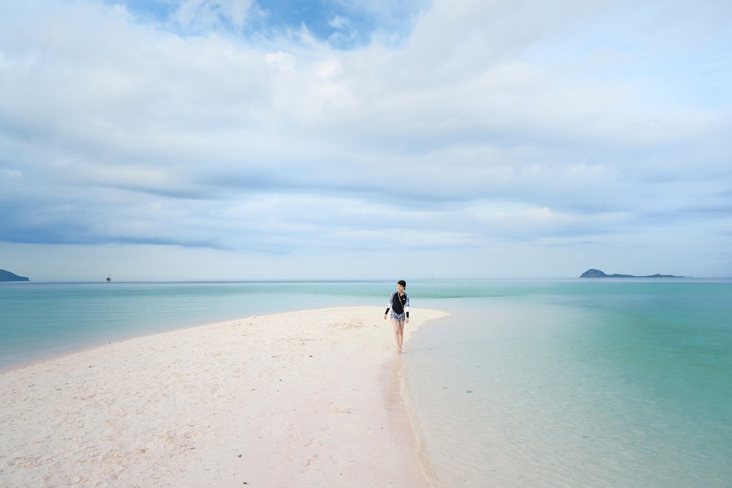 ほんのりピンクがかった、幻想的な砂浜