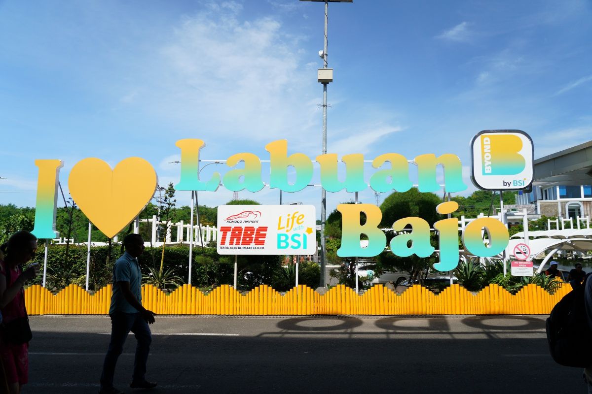 ラブアンバジョ空港に到着すると、キュートな看板がお出迎え