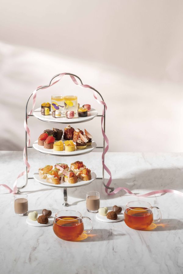 「アフタヌーンセット」5800円（写真は2名分のイメージ）。ショットグラス入りの「Gショコラリッチ ダークチョコレート」とチョコレート3粒も付く