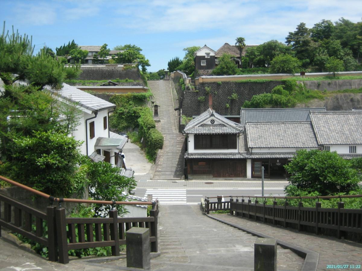 「塩屋の坂」から見た「酢屋の坂」