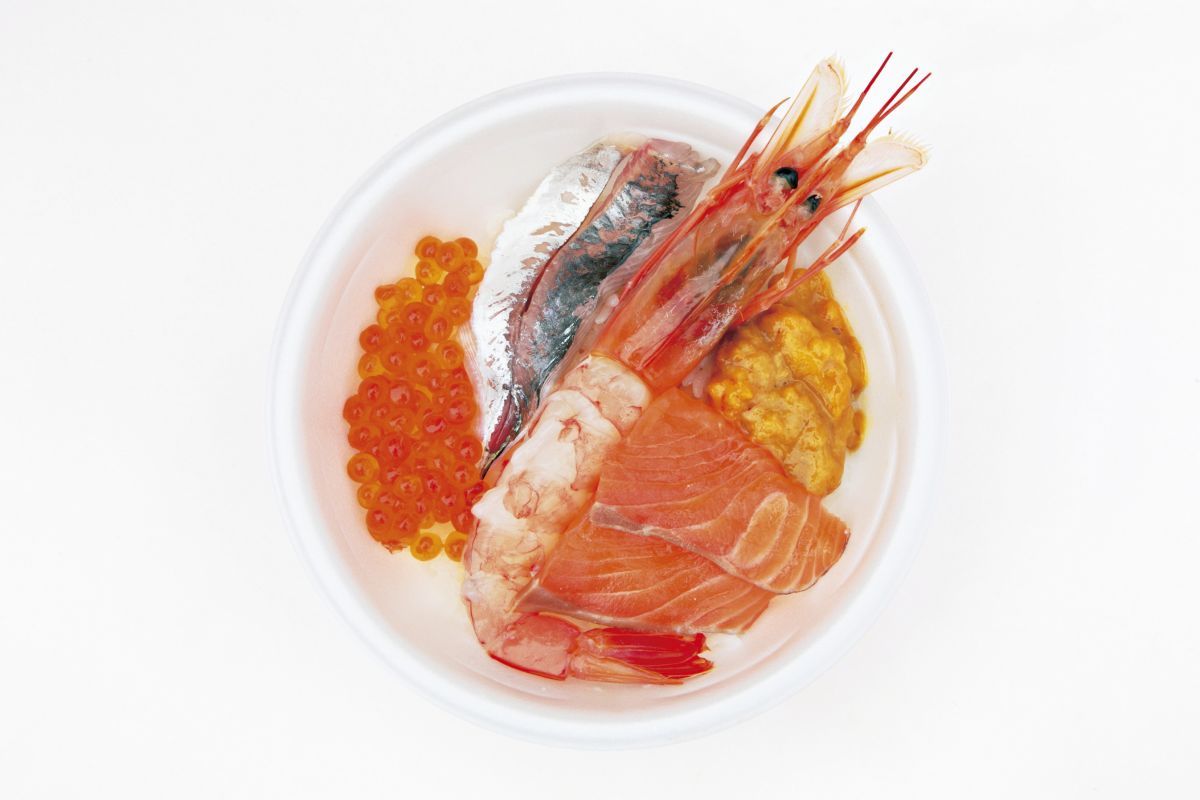 生ウニやイクラをのせたオリジナルの豪華丼 2000円