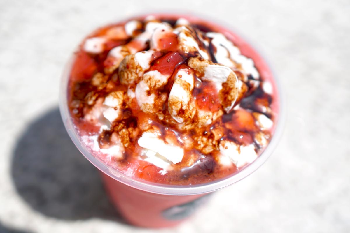 「THE 苺 フラペチーノ® スペシャル Ver」カスタマイズ：チョコレートソース追加（無料）、ホワイトモカシロップ追加（＋55円）