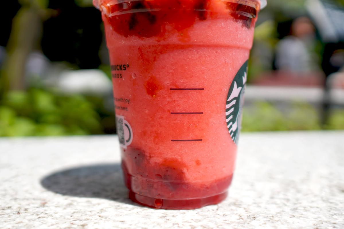 「THE 苺 フラペチーノ® スペシャル Ver」カスタマイズ：チョコレートソース追加（無料）、ホワイトモカシロップ追加（＋55円）