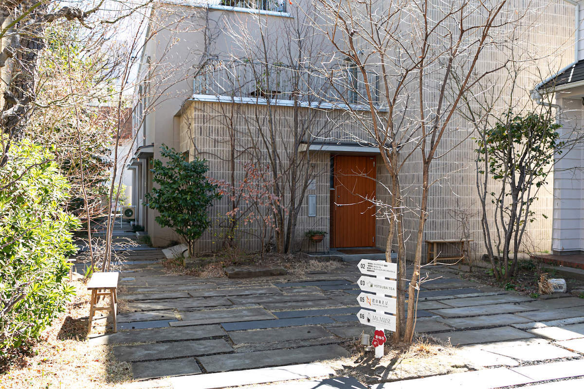 「YOTSUBA TEA」が入っている複合ビル