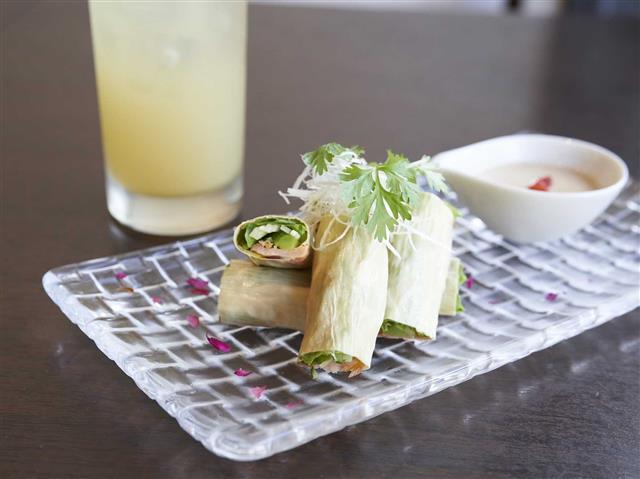 「燻製サーモン アボカド 湯葉の生春巻き」605円