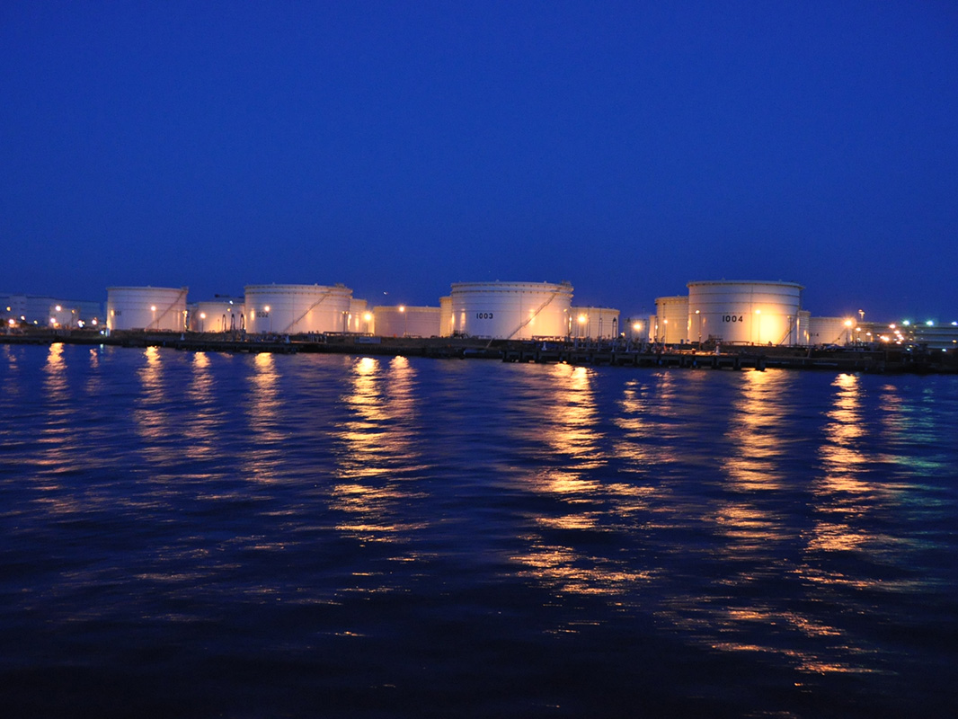 京浜運河（撮影：工場夜景ジャングル・クルーズ）